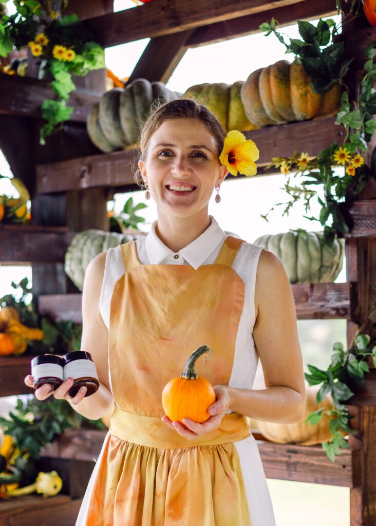 emma of leiohu cosmetics as the pumpkin spice beauty workshop